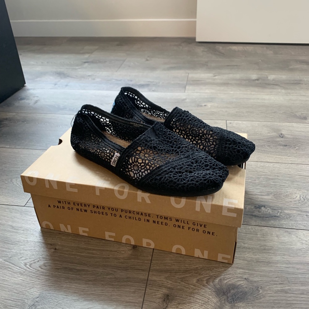TOMS crochet size 8.5